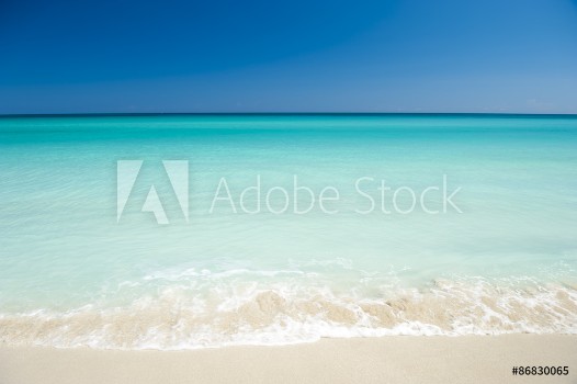 Bild på Shore of classic turquoise Caribbean Sea dream beach under bright blue sky in Varadero Cuba